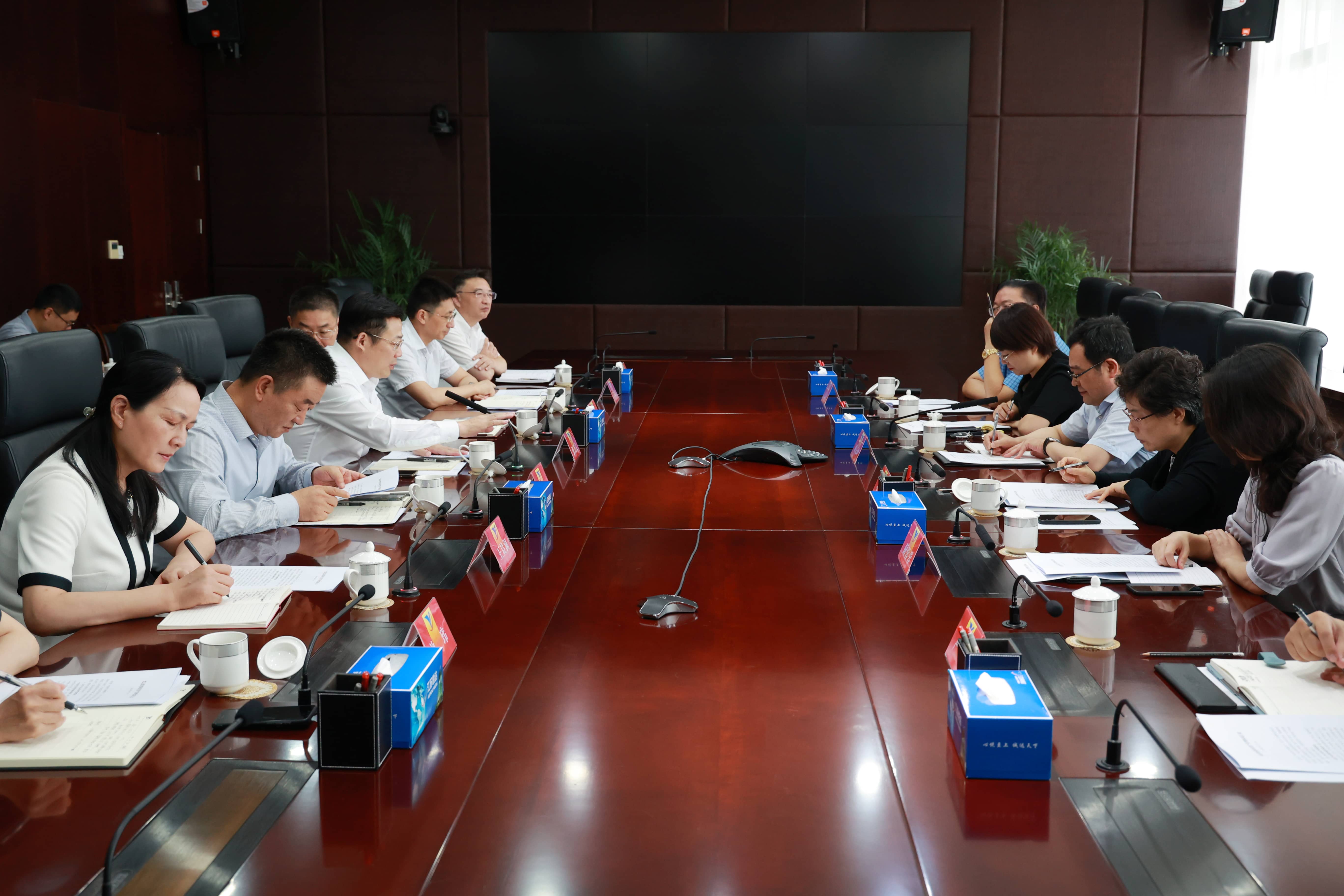 市人大常委會(huì)副主任顧云嶺率隊(duì)調(diào)研集團(tuán)國(guó)有資產(chǎn)管理情況1-tuya.jpg