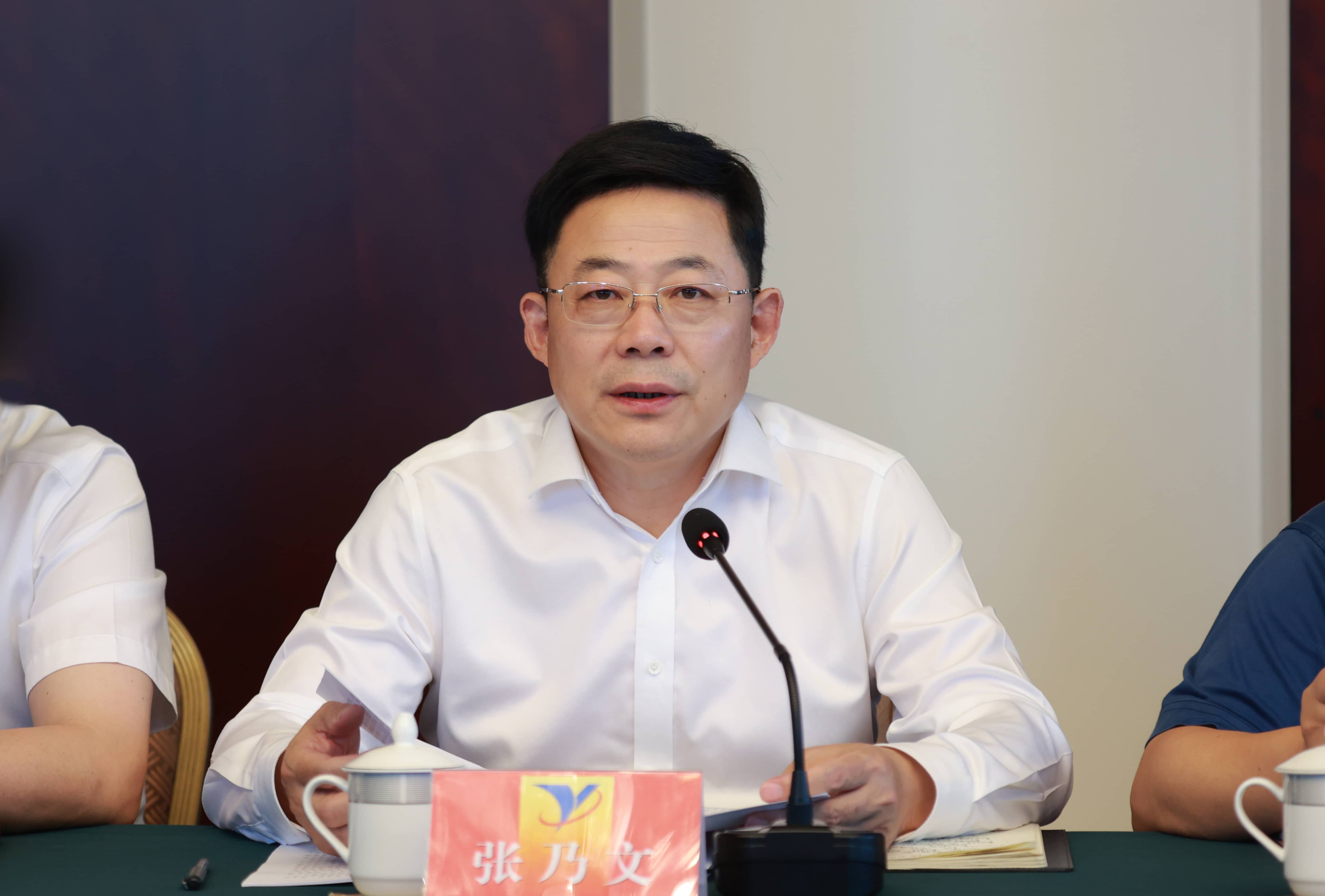 集團傳達學習市委全會和市政府有關(guān)會議精神1-tuya.jpg